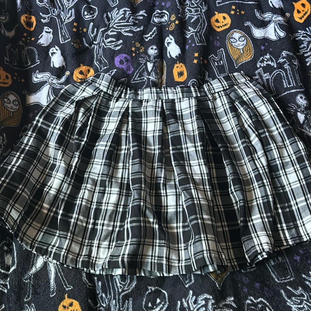 Black and white plaid pleated skirt